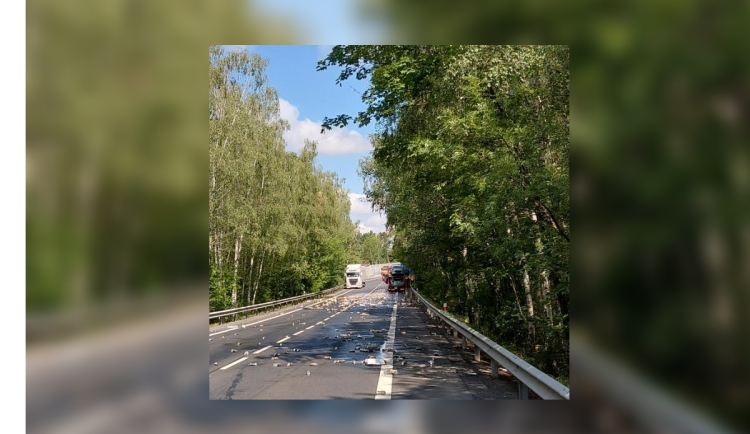 Na obchvatu Habrů bouraly tři náklaďáky. V péči lékařů skončili dva lidé