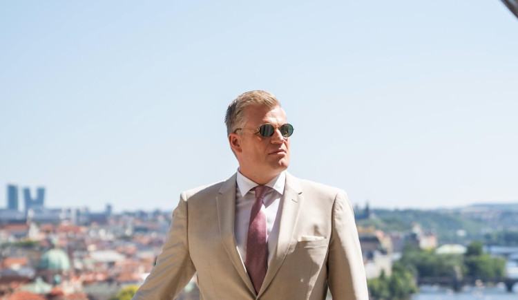 Filip Turek boural v centru Prahy, srazil se se sanitním vozem. Ten skončil na střeše