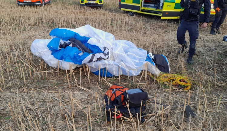 Mladý pilot nepřežil nehodu paraglidu, zřítil se z padesátimetrové výšky do pole