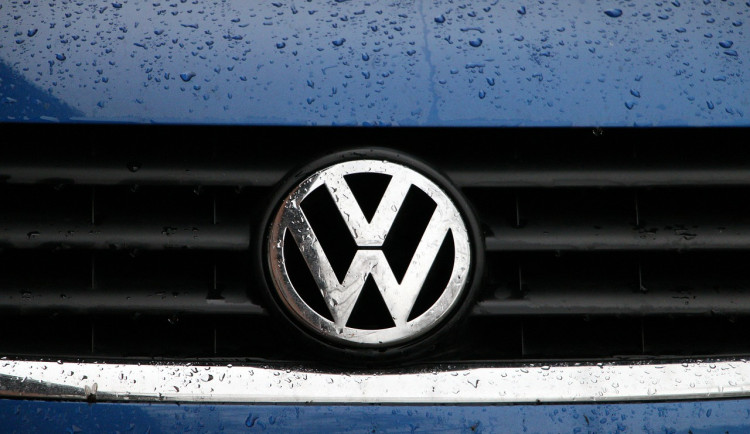 Automobiloví giganti v krizi: Prodeje BMW a Volkswagenu v Číně prudce klesají