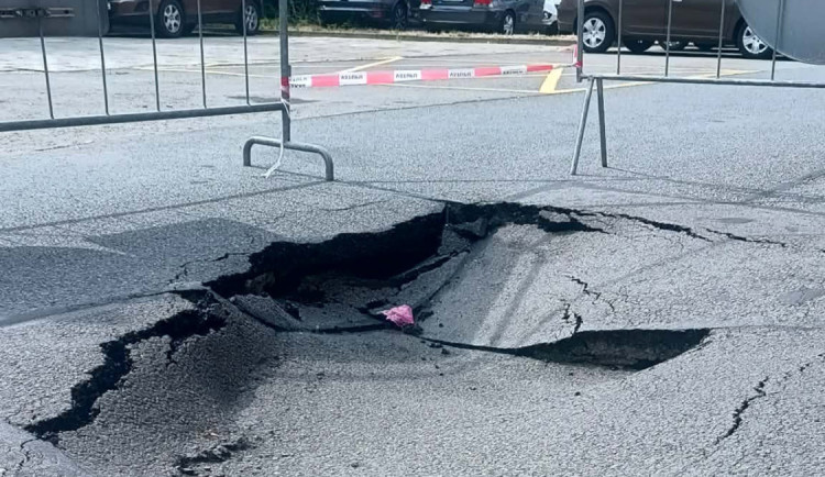 Kráter na sídlišti v Přerově. Kvůli kanalizaci se propadla silnice