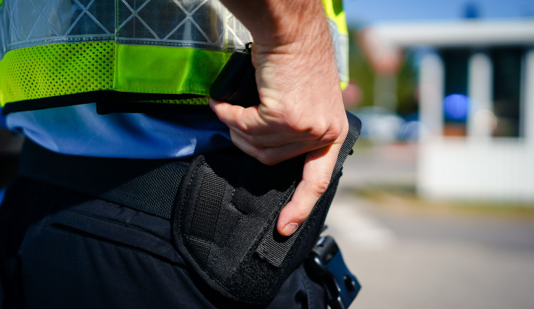V ubytovně IKEMu útočil muž nožem a sekerou, policie ho zastřelila
