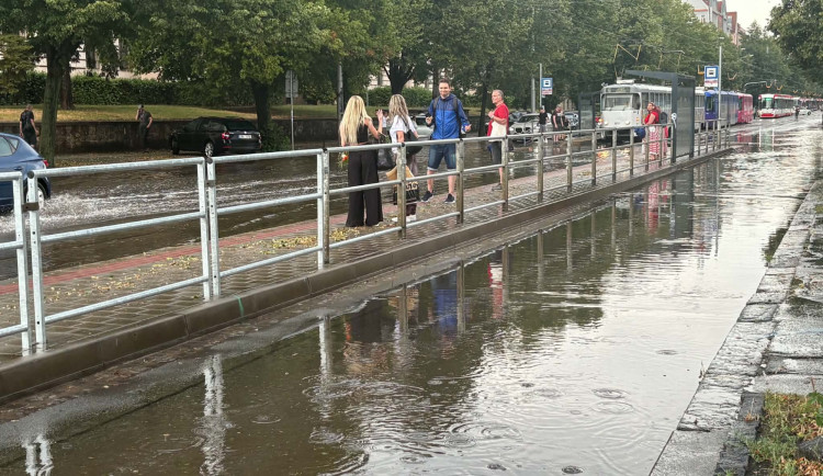 Supercela zasáhla Brno. Strážníci pomáhali dětem a odklízeli následky bouřky