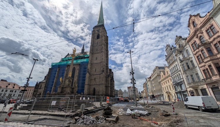 Památkáři vrací úder a trvají na tom, že historická dlažba na náměstí je poškozená