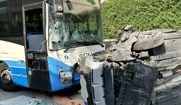 V Římově se střetl autobus s osobákem. Auto skončilo na boku, řidička v nemocnici