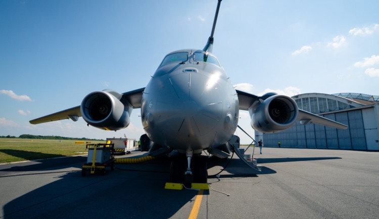 FOTO: Armáda si převzala první dopravní letoun Embraer. Podívejte se, jak vypadá uvnitř