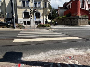 Přechod se zabudovanými výstražnými světly přímo v chodníku je zkušební, Liberec by jich chtěl více