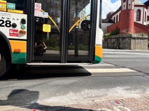 Přechod se zabudovanými výstražnými světly přímo v chodníku je zkušební, Liberec by jich chtěl více