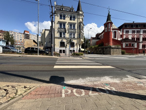 Přechod se zabudovanými výstražnými světly přímo v chodníku je zkušební, Liberec by jich chtěl více