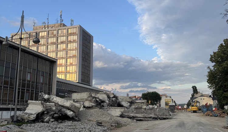 Z mostu Kosmonautů zbyla jen suť. Největší dopravní stavba roku vstupuje do další fáze