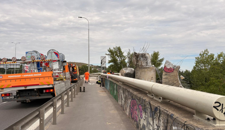 U Barrandovského mostu se zřítila slavná plastika, kusy popadaly na cyklostezku