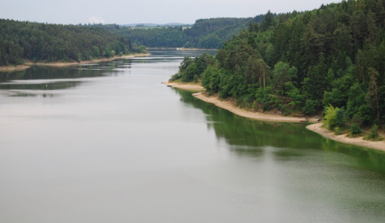 Hygienici dál varují před koupáním u Podolska na Orlíku