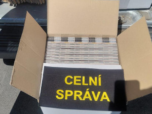 Celníci zastavili při silniční kontrole dodávku plnou nekolkovaných cigaret