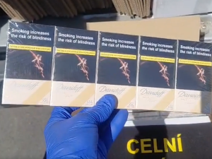 Celníci zastavili při silniční kontrole dodávku plnou nekolkovaných cigaret