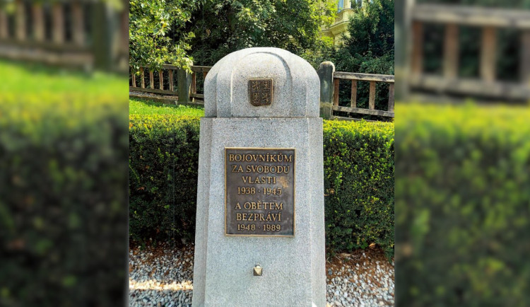 Zloději ukradli bronzovou desku z Pomníku bojovníků za svobodu a bezpráví