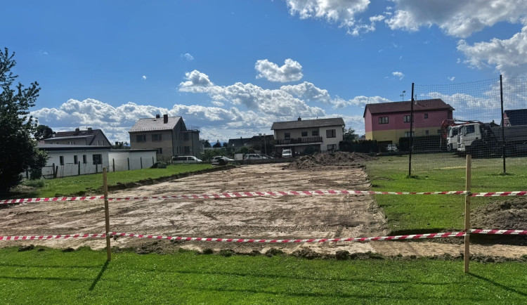 V Hodějovicích vzniká fotbalové hřiště s umělým povrchem. Sloužit bude celoročně