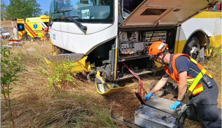 Při nehodě dvou autobusů u Oleksovic na Znojemsku se zranilo 47 lidí