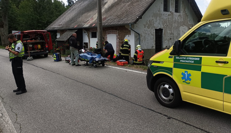 Hasiči vyprošťovali motorkáře ze stísněného prostoru. Do nemocnice letěl vrtulníkem
