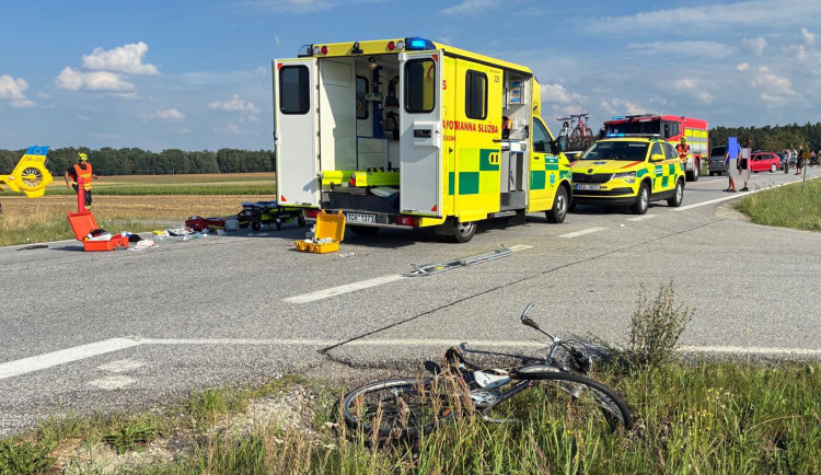 Senior bez přilby se u Ponědrážky střetl s autem. Utržel těžké poranění hlavy