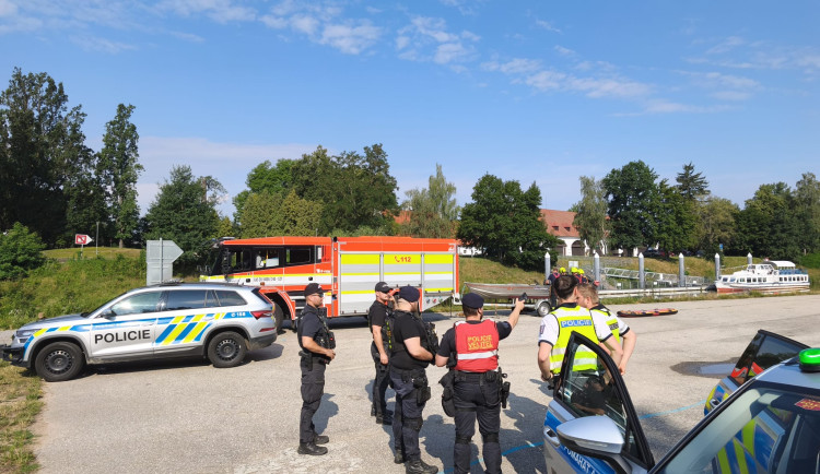 Muž skočil z mostu do Vltavy a pátraly po něm desítky policistů. Byl v pořádku u svého známého