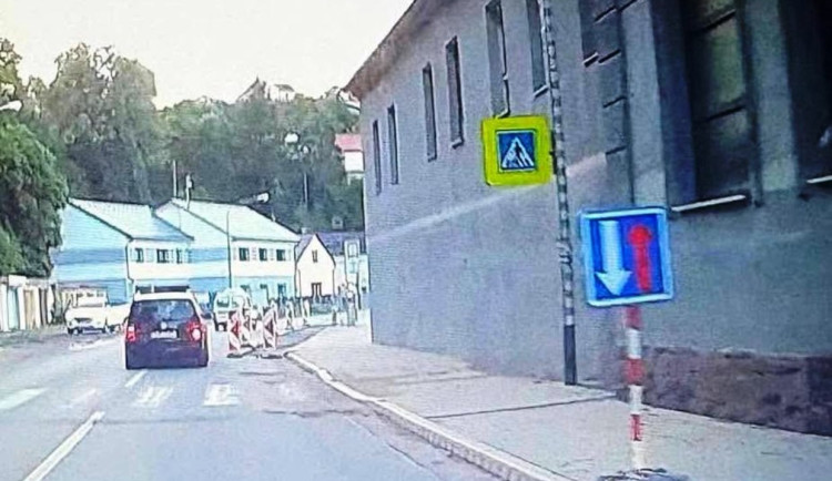 Nový nešvar v Jihlavě. V Polenské ulici někdo otáčí značku, jednou skončila v koši
