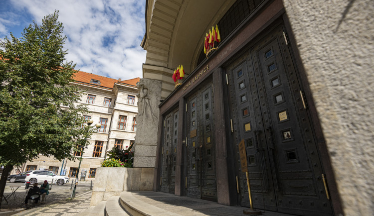 Po zásahu v budově pražského magistrátu čelí stíhání šest lidí a dvě firmy