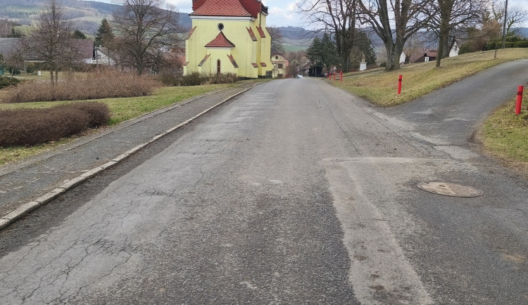 Začala oprava průtahu postaveného v roce 1923, ves na Domažlicku čekají výrazné změny