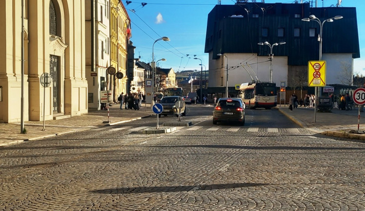 Masarykovo náměstí se v pátek opět uzavře. Co na zprůjezdnění říkali čtenáři Drbny?