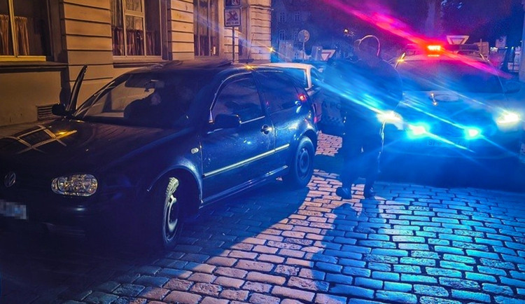 Spěchal si usmířit přítelkyni a ignoroval značku. Tím série problémů teprve začala