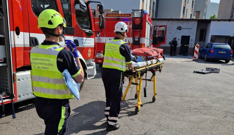 Pražští záchranáři rozdělili posádku, které z nosítek spadla žena a zemřela