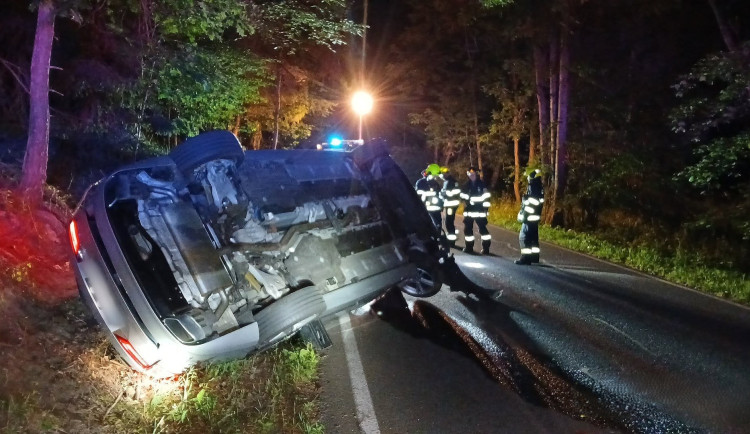 Řidiče přemohl mikrospánek a havaroval, zůstal uvězněný v autě s bolestí krční páteře