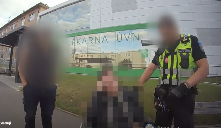 Zakročit musí i proti ženám a invalidům. Strážníci zveřejnili video z vyhrocených zásahů