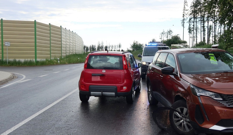 Nehoda v křižovatce u Rytířska. Policie hledá svědky a také řidiče bílé Tesly