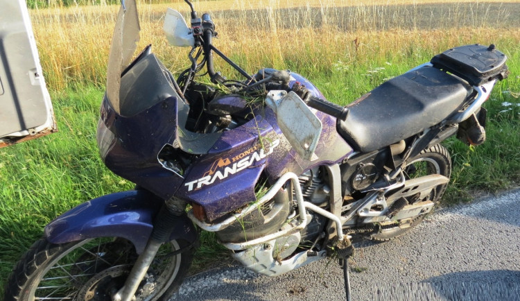Divočák na Pelhřimovsku vběhl pod motorku. Ke zraněnému muži letěl vrtulník