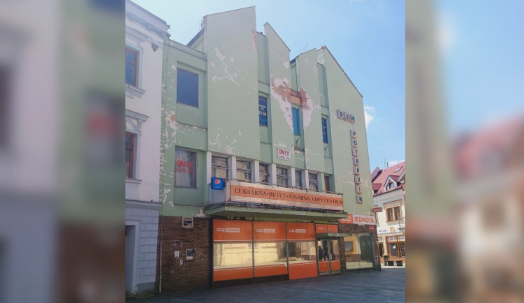 Nejošklivější budova na náměstí zmizí, město ji chce nahradit polyfunkčním domem