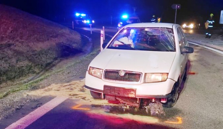 Policie hledá řidiče, který havaroval v Červeném Kříži. Naboural kruháč a z místa odešel
