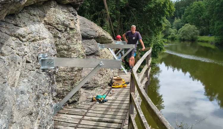 Obnova zničené lávky nad Lužnicí pokračuje. Na místě už stojí ocelové podpěry