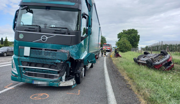 Tragédie u Holovous. Řidička po střetu s kamionem zemřela