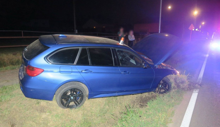 Mladá řidička nezvládla kvůli vysoké rychlosti BMW. Na Šumpersku vyletěla ze silnice a smetla značku