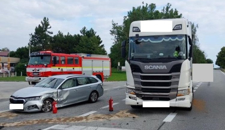 U benzinky v Hladově se srazilo auto s náklaďákem. Řidič skončil v jihlavské nemocnici