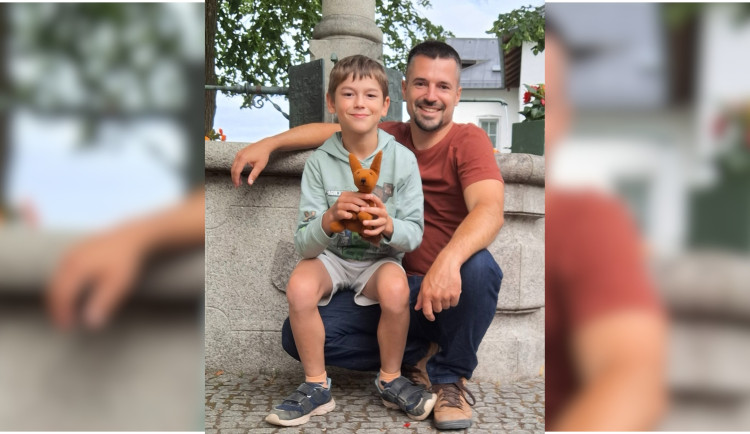 Kvůli ztracené plyšové veverce se semkly tisíce lidí. Pátrání pokračuje