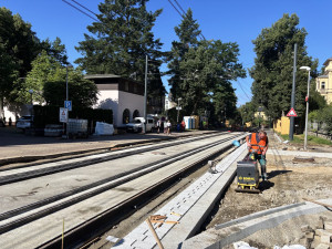 Stamilionová investice do tramvajových kolejí: V Masarykově ulici se staví a posouvají se zastávky