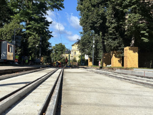 Stamilionová investice do tramvajových kolejí: V Masarykově ulici se staví a posouvají se zastávky