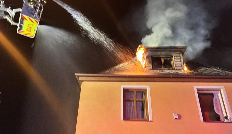 Noční požár na Františkově. Hořela střecha rodinného domu