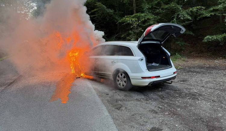 Auto v plamenech u Smržovky: Přes bleskový zásah hasičů je škoda 350 tisíc