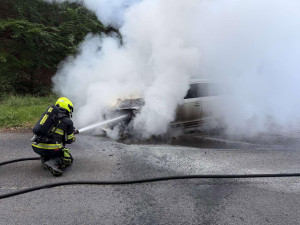 Auto v plamenech u Smržovky: Přes bleskový zásah hasičů je škoda 350 tisíc