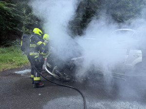 Auto v plamenech u Smržovky: Přes bleskový zásah hasičů je škoda 350 tisíc