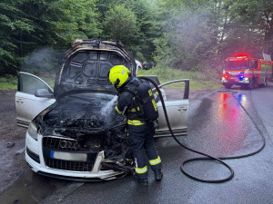 Auto v plamenech u Smržovky: Přes bleskový zásah hasičů je škoda 350 tisíc