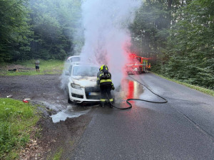 Auto v plamenech u Smržovky: Přes bleskový zásah hasičů je škoda 350 tisíc