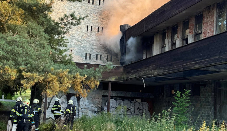 Požár v Hrabačově. Hořelo ve vybydleném hotelu Cedron